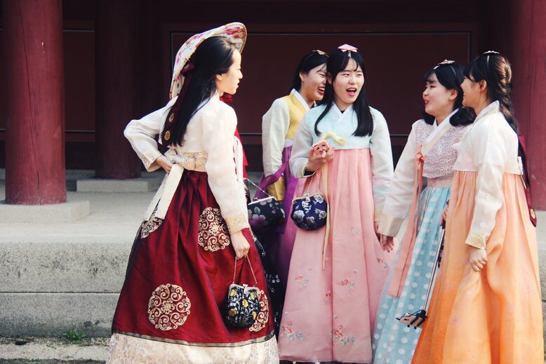Women wearing Hanbok Women wearing Hanbok