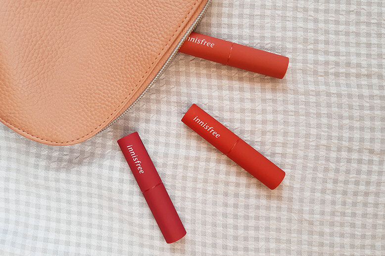 Innisfree Vivid Cotton Sticks Review Innisfree Vivid Cotton Sticks, the non-drying matte bullet lipstick.