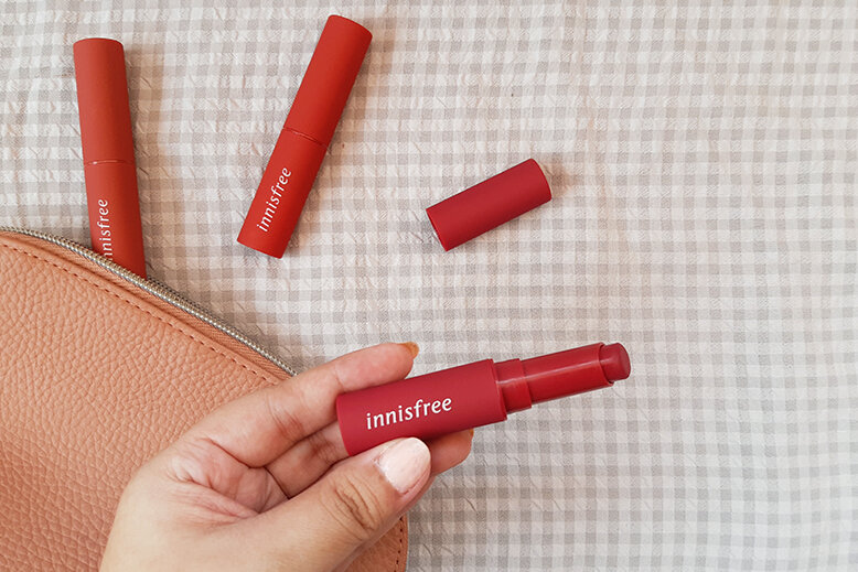 Innisfree Vivid Cotton Sticks A hand holding the Innisfree Vivid Cotton Stick in Shade 9