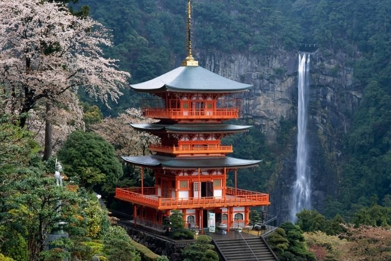 The Nachisan Seiganto-ji Temple offers the best view of the Nachi falls