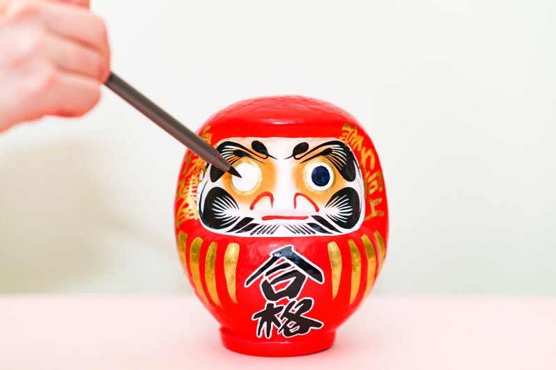 Painting the pupils of the Daruma