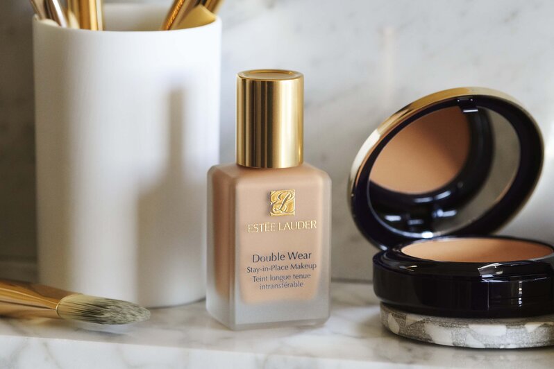stée Lauder Double Wear Stay-in-Place offers 24-hour non-poring for a flawless look at all angles. stée Lauder Double Wear Stay-in-Place offers 24-hour non-poring for a flawless look at all angles.